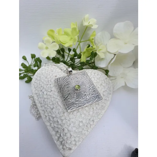 peridot jewellery pendant necklace
